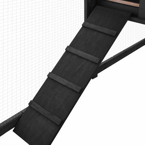 Utebur med inhägnad grå och vit massivt granträ