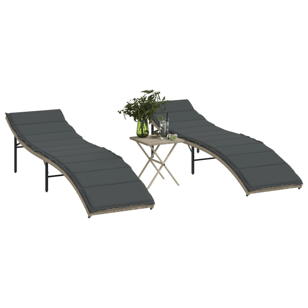 Solsängar 2 st med bord ljusgrå konstrotting