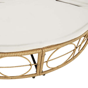 Loungesäng utomhus med sufflett och kuddar i konstrotting