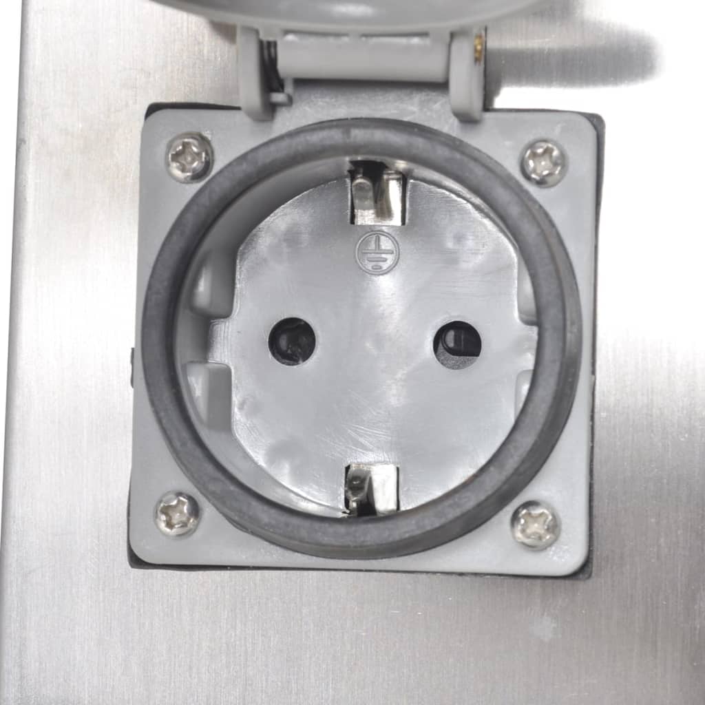 Pelare i rostfritt stål med utomhusuttag och lampa