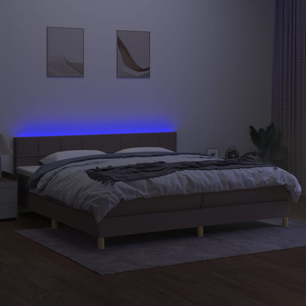 Ramsäng med madrass & LED taupe 200x200 cm tyg